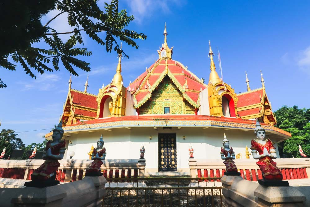 Wat Phra Bat Huay Tom