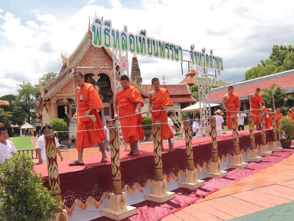 พุทธศาสนิกชนชาวจังหวัดลำพูนร่วม สืบสานอนุรักษ์ประเพณีและวัฒนธรรมอันดีงาม ในเทศกาลเข้าพรรษา โดยร่วมกันประกอบพิธีหล่อเทียนพรรษา จำนวน 9 เล่ม เพื่อนำไปร่วมงานแห่เทียนพรรษา ในวันที่ 12 กรกฎาคม 2562 นี้