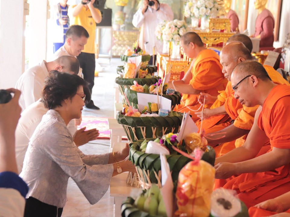 พุทธศาสนิกชนชาวจังหวัดลำพูนร่วม สืบสานอนุรักษ์ประเพณีและวัฒนธรรมอันดีงาม ในเทศกาลเข้าพรรษา โดยร่วมกันประกอบพิธีหล่อเทียนพรรษา จำนวน 9 เล่ม เพื่อนำไปร่วมงานแห่เทียนพรรษา ในวันที่ 12 กรกฎาคม 2562 นี้