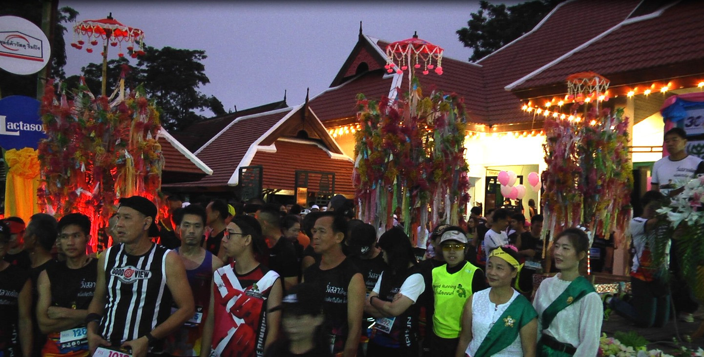 นักท่องเที่ยวและประชาชนชาวจังหวัดลำพูนผู้รักสุขภาพร่วมงาน ”วิ่งสลากย้อม หนึ่งเดียวในโลก มินิมาราธอน ครั้งที่ 3” เพื่อส่งเสริมการเดิน-วิ่ง เพื่อสุขภาพและการออกกำลังกายแก่ประชาชนทั่วไปให้เป็นที่นิยมแพร่หลาย เผยแพร่ประชาสัมพันธ์และส่งเสริมการท่องเที่ยวของจังหวัดลำพูน ในงานประเพณี "สลากย้อมลำพูน หนึ่งเดียวในโลก" 1 ปีมีแค่ครั้งเดียว และมีที่จังหวัดลำพูนที่เดียว