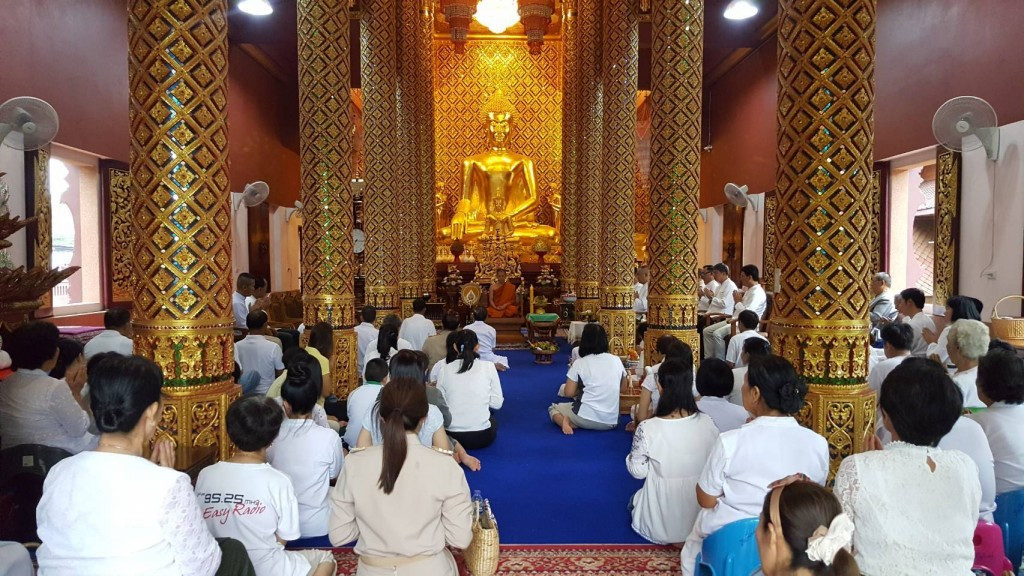 รองผู้ว่าราชการจังหวัดลำพูน เป็นประธานในพิธีทำบุญตักบาตร ตามโครงการเข้าวัดปฏิบัติธรรมวันธรรมสวนะ (วันพระ) จังหวัดลำพูน ประจำปีงบประมาณ พ.ศ.๒๕๖๑ ณ วัดป่าแดด ตำบลเวียงยอง อำเภอเมือง จังหวัดลำพูน