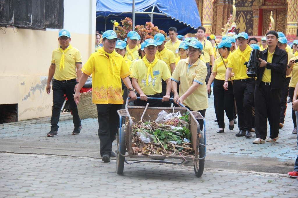 จิตอาสา ข้าราชการ พ่อค้า ประชาชนชาวจังหวัดลำพูน ร่วมกิจกรรมจิตอาสา "เราทำความ ดี ด้วยหัวใจ" เพื่อแสดงความจงรักภักดีและน้อมรำลึกในพระมหากรุณาธิคุณ เนื่องในวันคล้ายวันสวรรคต ของพระบาทสมเด็จพระปรมินทรมหาภูมิพลอดุลยเดช บรมนาถบพิตร รัชกาลที่ 9