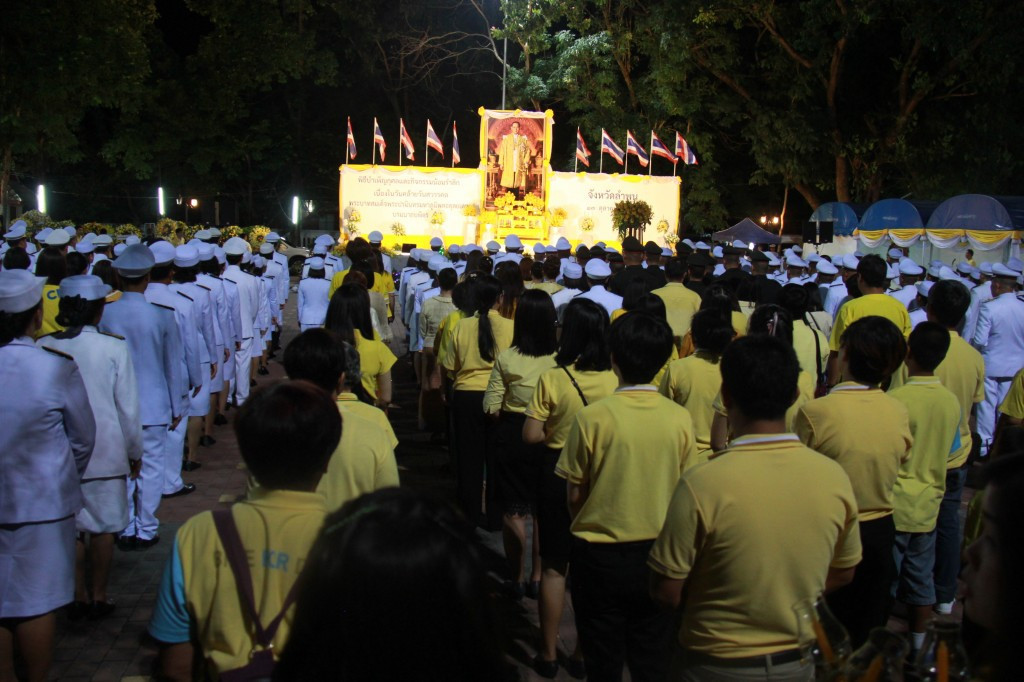 ข้าราชการ พ่อค้า ประชาชนชาวจังหวัดลำพูนร่วมกันประกอบพิธีจุดเทียนเพื่อน้อมรำลึกในพระมหากรุณาธิคุณ ของพระบาทสมเด็จพระปรมินทรมหาภูมิพลอดุลยเดช บรมนาถบพิตร รัชกาลที่ 9 เนื่องในวันคล้ายวันสวรรคต