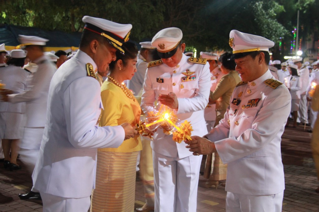 ข้าราชการ พ่อค้า ประชาชนชาวจังหวัดลำพูนร่วมกันประกอบพิธีจุดเทียนเพื่อน้อมรำลึกในพระมหากรุณาธิคุณ ของพระบาทสมเด็จพระปรมินทรมหาภูมิพลอดุลยเดช บรมนาถบพิตร รัชกาลที่ 9 เนื่องในวันคล้ายวันสวรรคต