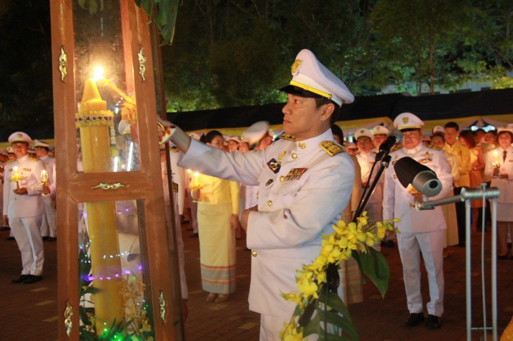 ข้าราชการ พ่อค้า ประชาชนชาวจังหวัดลำพูนร่วมกันประกอบพิธีจุดเทียนเพื่อน้อมรำลึกในพระมหากรุณาธิคุณ ของพระบาทสมเด็จพระปรมินทรมหาภูมิพลอดุลยเดช บรมนาถบพิตร รัชกาลที่ 9 เนื่องในวันคล้ายวันสวรรคต