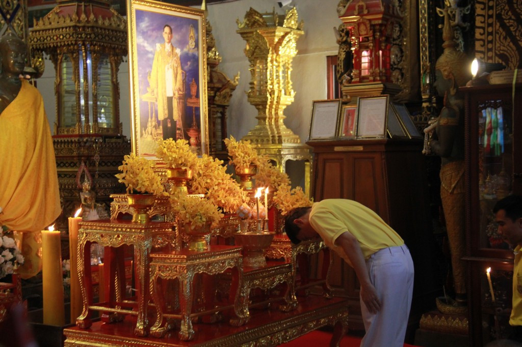 ข้าราชการ ประชาชนชาวจังหวัดลำพูนพร้อมใจกันสวมเสื้อสีเหลือง ประกอบพิธีสวดมนต์และเจริญจิตตภาวนาเพื่อถวายเป็นพระราชกุศลแด่พระบาทสมเด็จพระปรมินทรมหาภูมิพลอดุลยเดช บรมนาถบพิตร รัชกาลที่ 9 เนื่องในวันคล้ายวันสวรรคต