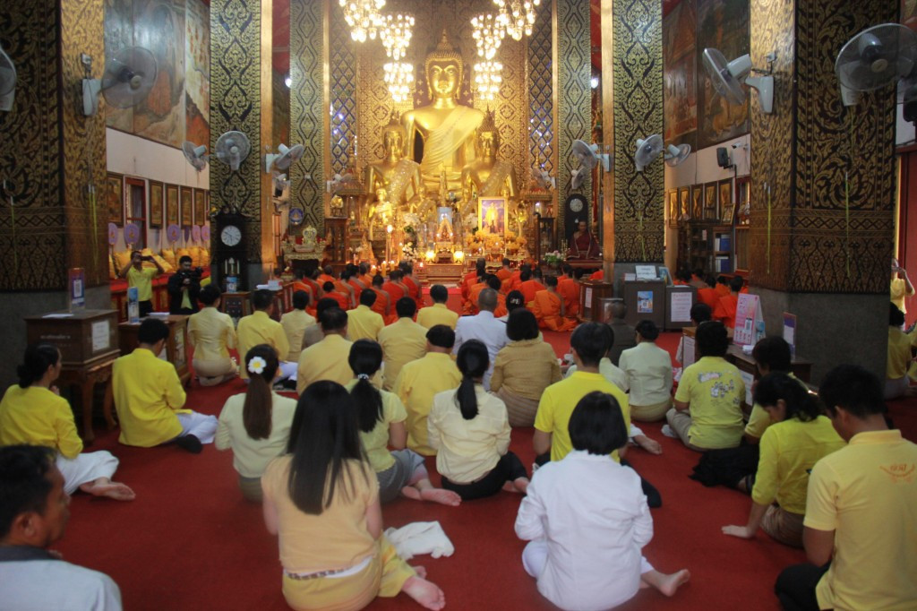 ข้าราชการ ประชาชนชาวจังหวัดลำพูนพร้อมใจกันสวมเสื้อสีเหลือง ประกอบพิธีสวดมนต์และเจริญจิตตภาวนาเพื่อถวายเป็นพระราชกุศลแด่พระบาทสมเด็จพระปรมินทรมหาภูมิพลอดุลยเดช บรมนาถบพิตร รัชกาลที่ 9 เนื่องในวันคล้ายวันสวรรคต