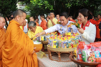 ผู้ว่าราชการจังหวัดลำพูน นำหัวหน้าส่วนราชการจังหวัดและประชาชน ร่วมทำบุญตักบาตร พร้อมทั้งจัดพิธีวางพวงมาลาและถวายบังคม เนื่องในวันคล้ายวันสวรรคต พระบาทสมเด็จพระปรมินทรมหาภูมิพลอดุลยเดช บรมนาถบพิตร 13 ตุลาคม 2561