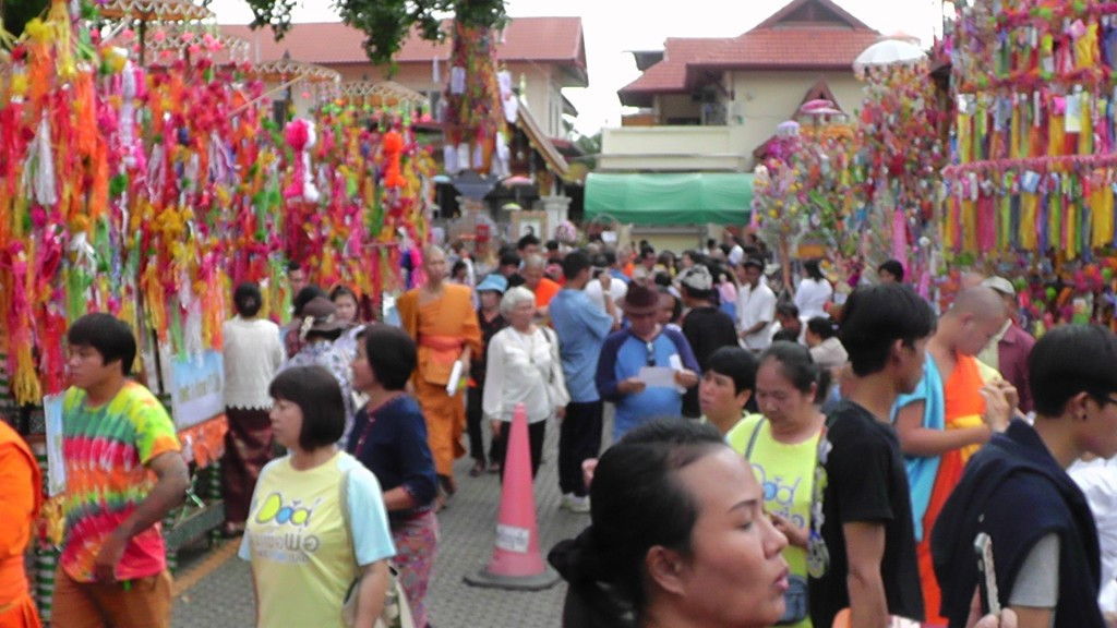 ผู้ว่าราชการจังหวัดลำพูน นำส่วนราชการ, พุทธศาสนิกชน ชาวจังหวัดลำพูน, องค์กร เอกชน , คณะศรัทธาจากจังหวัดใกล้เคียง ได้ร่วมกันถวายเครื่องไทยทาน (เส้นสลาก) แก่พระสงฆ์ สามเณร เพื่อเป็นการทำบุญอุทิศส่วนกุศลให้แก่ญาติพี่น้องที่ล่วงลับไปแล้วอย่างคึกคัก ในงานประเพณีสลากย้อมหนึ่งเดียวในโลกจังหวัดลำพูน