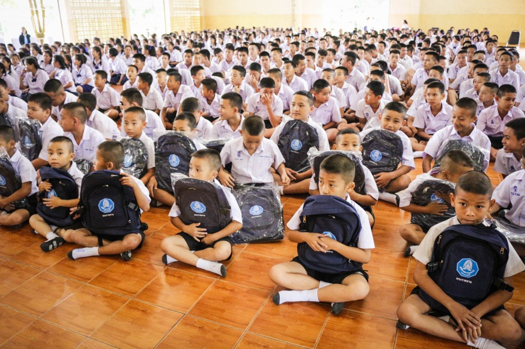 ด้วยสมเด็จพระเจ้าอยู่หัวมหาวชิราลงกรณ บดินทรเทพยวรางกูร ทรงพระกรุณาโปรดเกล้าฯ ให้มูลนิธิราชประชานุเคราะห์ในพระบรมราชูปถัมภ์ นำกระเป๋า อุปกรณ์การเรียน และอุปกรณ์กีฬาพระราชทาน ให้แก่นักเรียนที่โรงเรียนราชประชานุเคราะห์ 26 อำเภอป่าซาง จังหวัดลำพูน