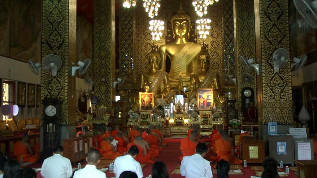 คณะสงฆ์และชาวจังหวัดลำพูนร่วมประกอบพิธีเจริญพระพุทธมนต์เฉลิมพระเกียรติและถวายพระพรชัยมงคล แด่สมเด็จพระเจ้าอยู่หัวมหาวชิราลงกรณ บดินทรเทพยวรางกูร และสมเด็จพระนางเจ้าสิริกิติ์พระบรมราชินีนาถ ในรัชกาลที่ ๙