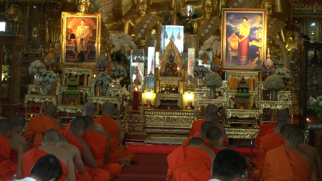 คณะสงฆ์และชาวจังหวัดลำพูนร่วมประกอบพิธีเจริญพระพุทธมนต์เฉลิมพระเกียรติและถวายพระพรชัยมงคล แด่สมเด็จพระเจ้าอยู่หัวมหาวชิราลงกรณ บดินทรเทพยวรางกูร และสมเด็จพระนางเจ้าสิริกิติ์พระบรมราชินีนาถ ในรัชกาลที่ ๙