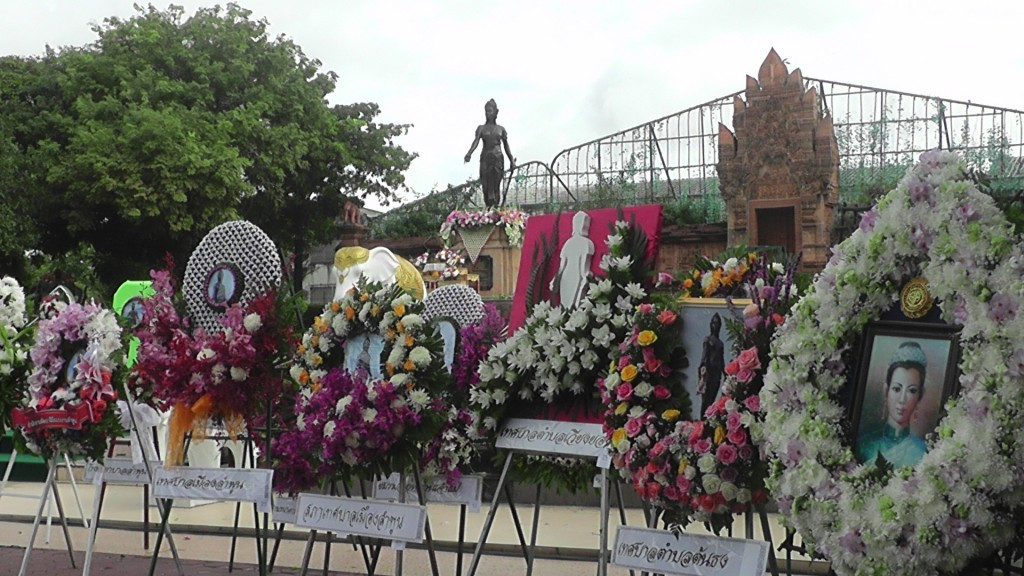 ผู้ว่าราชการจังหวัดลำพูน เป็นประธานในพิธีวางพวงมาลาเทิดพระเกียรติสักการะอนุสาวรีย์พระนางจามเทวี ปฐมกษัตรีย์แห่งนครหริภุญชัย เนื่องในวันคล้ายวันสวรรคต ประจำปี ๒๕๖๑