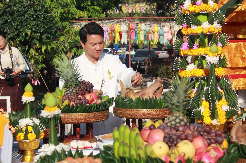 ผู้ว่าราชการจังหวัดลำพูน และ หัวหน้าส่วนราชการจัดพิธีบวงสรวงพระนางจามเทวี เพื่อให้การจัดงานพระนางจามเทวีและงานฤดูหนาวจังหวัดลำพูน ระหว่างวันที่ 30 พฤศจิกายน – 9 ธันวาคม 2561 ณ บริเวณด้านหน้าสนามกีฬากลางองค์การบริหารส่วนจังหวัดลำพูน เป็นไปด้วยความเรียบร้อย