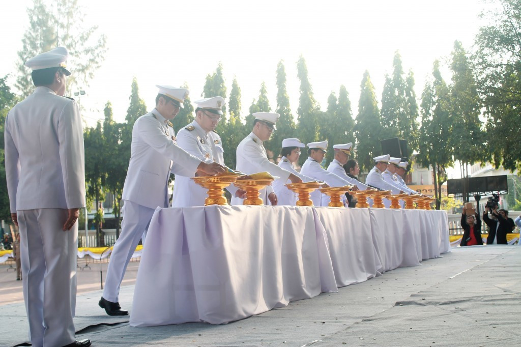 ประชาชน ชาวจังหวัดลำพูนที่ลงทะเบียนร่วมกิจกรรมจักรยานเฉลิมพระเกียรติฯ ” Bike อุ่นไอรัก ” ได้มารับมอบเสื้อพระราชทานฯ เพื่อร่วมปั่นจักรยาน ในวันอาทิตย์ ที่ 9 ธันวาคม 2561 ซึ่งจังหวัดลำพูนจะซักซ้อมการปั่นจักรยานตามเส้นทางจริง ในวันพรุ่งนี้ ( 2 ธันวาคม 2561 )