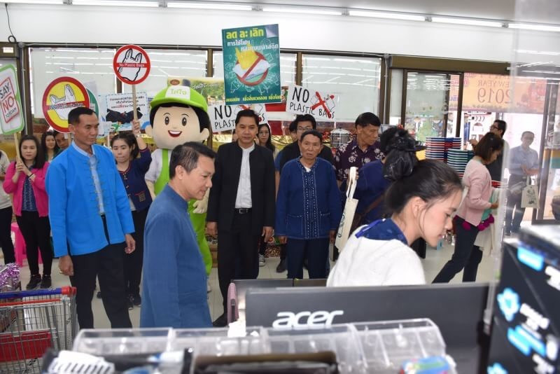 จังหวัดลำพูน ร่วมกับ ห้างสรรพสินค้าแจ่มฟ้าเซฟมาร์ท ลำพูน ร่วมรณรงค์ ลดรับ ลดให้ ลดใช้ถุงพลาสติกหูหิ้ว โดยใช้กล่องกระดาษที่เหลือใช้มาทำเป็นถุงใส่สินค้าแทนการใช้ถุงพลาสติก