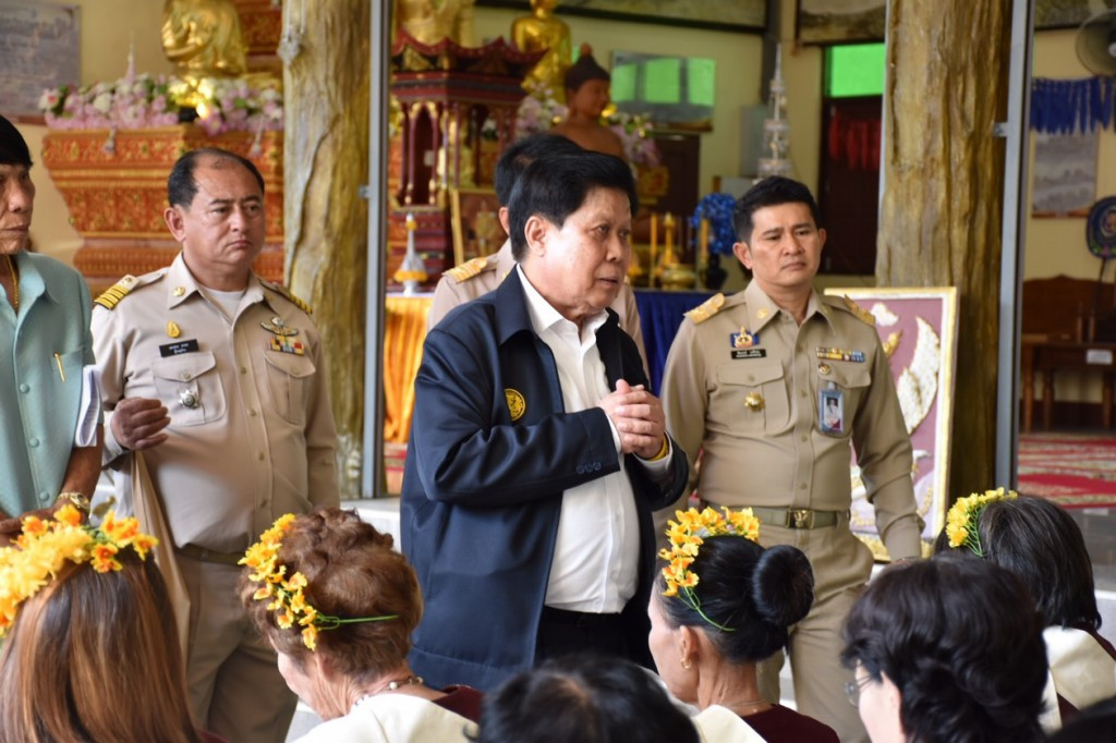 รัฐมนตรีช่วยว่าการกระทรวงมหาดไทยตรวจเยี่ยม ชุมชนท่องเที่ยว OTOP นวัตวิถีหมู่บ้านแม่สารบ้านตอง อำเภอเมืองลำพูน จังหวัดลำพูน ซึ่งเป็นหมู่บ้านที่มีการนำเสนอผลิตภัณฑ์งานหัตถกรรม ผ้าทอปูนปั้นตามแบบฉบับภูมิปัญญา วิถีชีวิตชาวไทยยอง