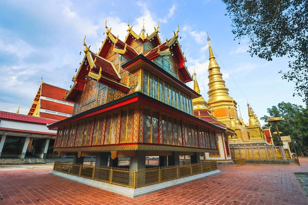 Wat Phra Bat Huay Tom
